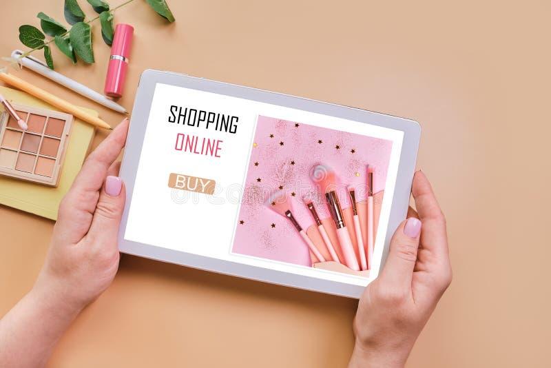 Responsable e-commerce étudiant les dernières tendances du marché de la beauté
