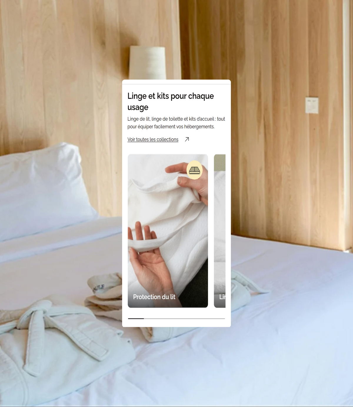 Section mobile Kit Linge France « Linge et kits pour chaque usage », collection Protection du lit, sur fond de chambre d'hôtel en bois