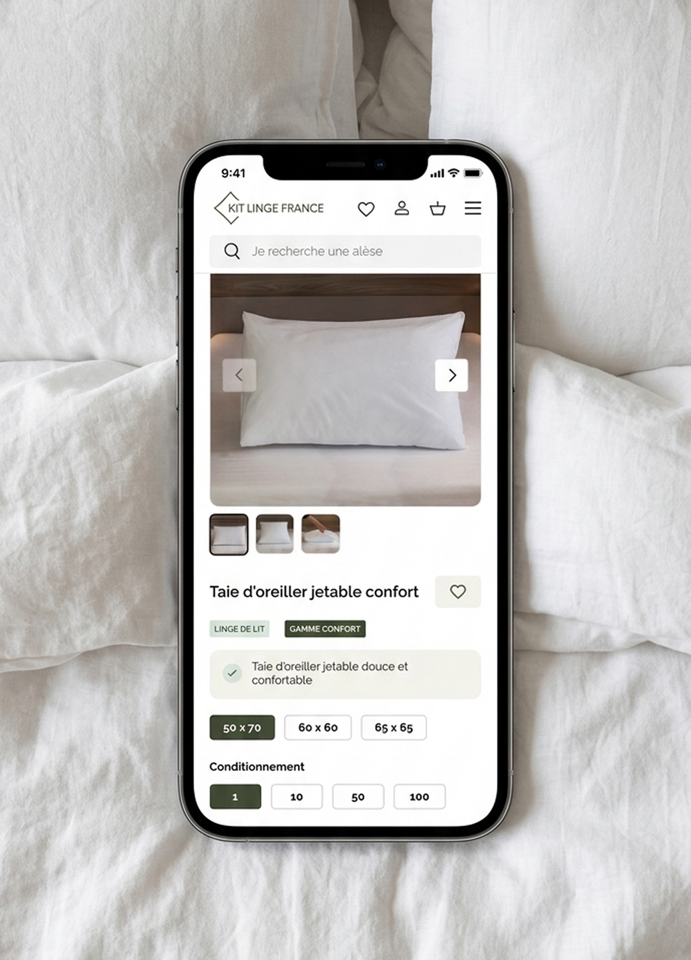 Smartphone affichant la fiche Kit Linge France « Taie d'oreiller jetable confort », tailles et conditionnements, posé sur des draps blancs