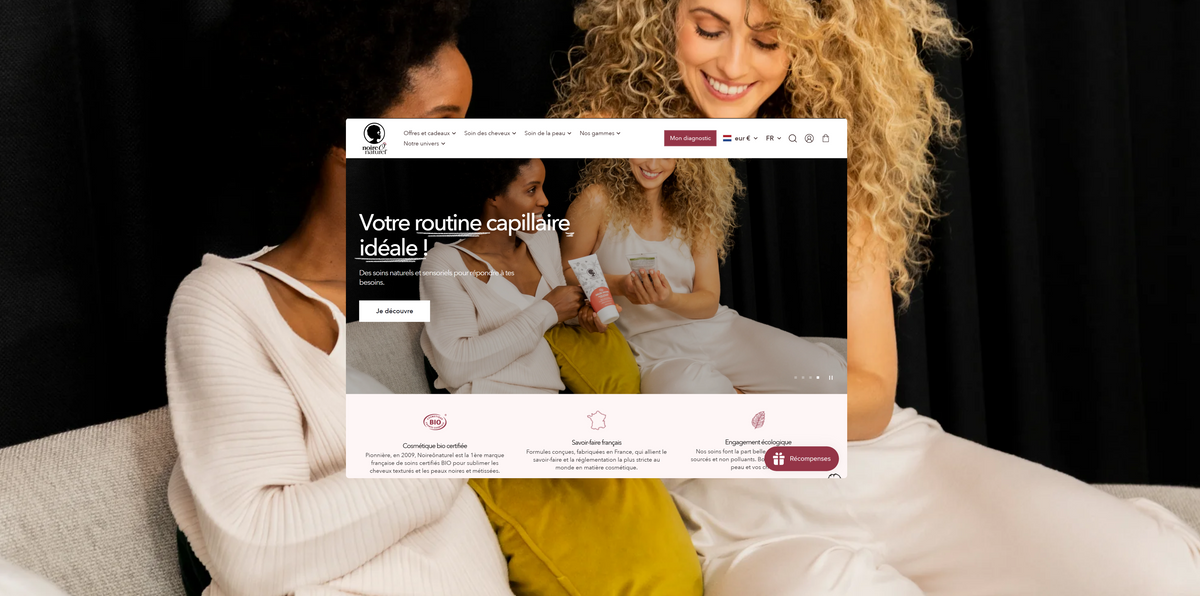 Page d'accueil du site Noire O Naturel, « Votre routine capillaire idéale ! », sur fond de deux femmes aux cheveux bouclés souriantes