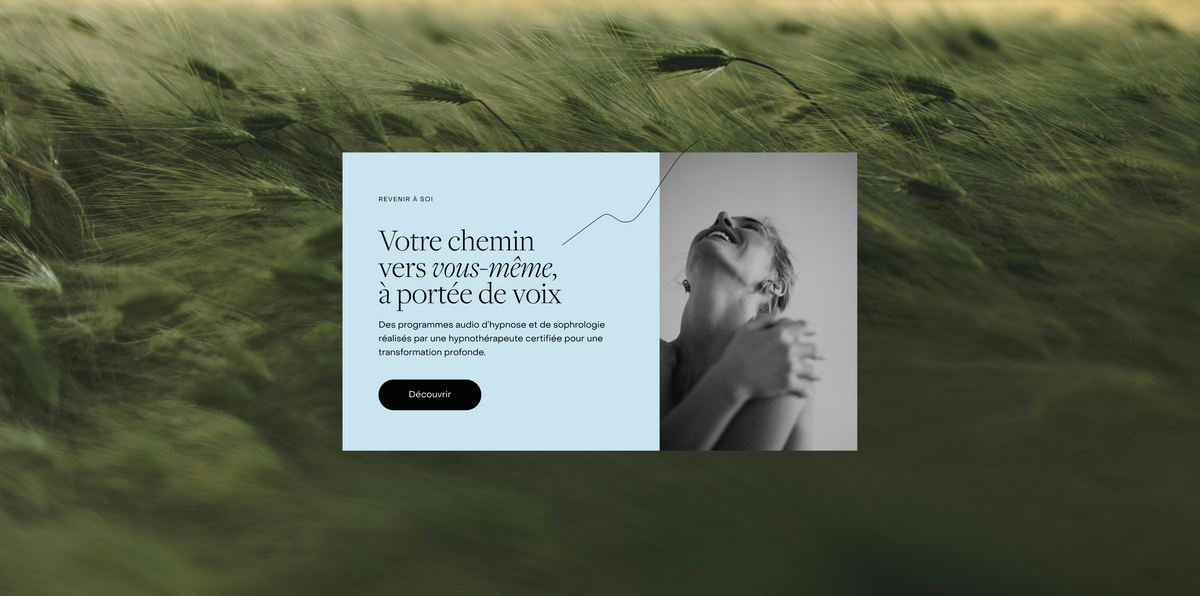 Bannière bleu clair « Votre chemin vers vous-même, à portée de voix » avec portrait noir et blanc, sur un champ d’épis verts