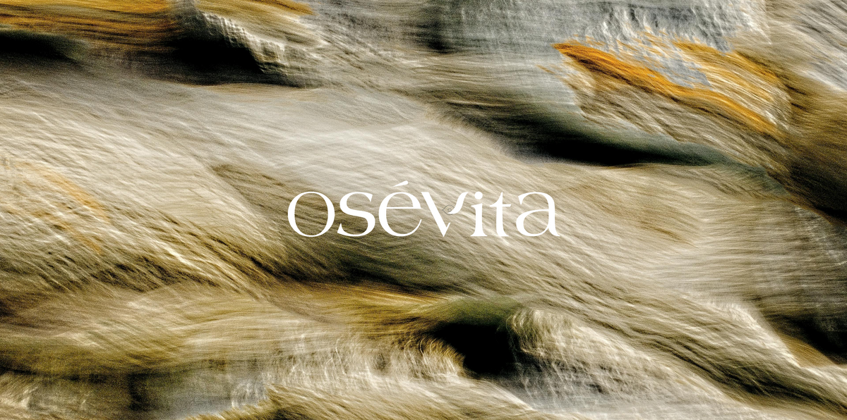 Logo Osévita en blanc sur un fond de texture floue aux tons sable, ocre et vert, en mouvement